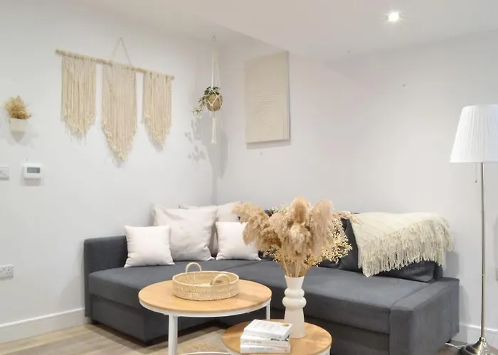 New Flat Near Luton Airport Free Parking