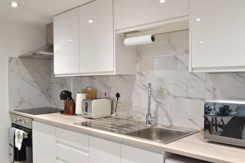 New Flat Near Luton Airport Free Parking Apartment *